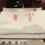 伊勢廣 京橋本店 - 紙ナプキン、セットされてます。