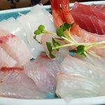 旅館 みずしま - 夕食の刺身　手前右の鯵が旨い