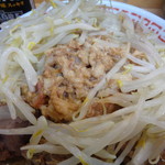 ラーメン二郎 - もやしの下にあぶら