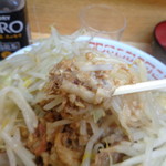 ラーメン二郎 - ほじくりだして食べる