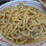 ラーメン二郎 - スープに絡ませてからの