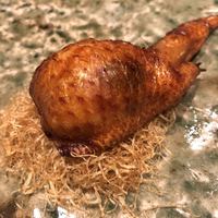茶禅華 - 香茸鶏翅：釜浅商店のナイフが用意され、な〜にが出てくるのかなぁ、と考えていると、グリルした手羽先でした