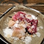 焼き鳥 とりら - 砂ずりと肝。淡雪塩で。