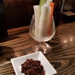 焼き鳥 とりら - 野菜スティックと肉味噌。この肉味噌も旨い。