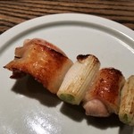 焼き鳥 とりら - ねぎま。皮目がカリッと焼かれ、美味しい。