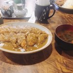 とんかつ 友野 - 奥に小さくとんかつ定食 カツカレーお味噌汁付き