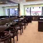 虎屋菓寮 - 明るい店内