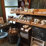 レジ近くの販売コーナー。