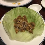 萬珍樓 - ウズラ肉のレタス包み