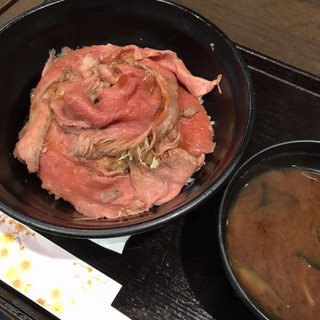 Makotoya - ローストビーフ丼