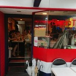 大久保通り添い建物の地下一階に店舗はあった！