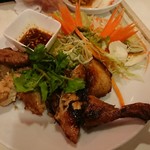 バーン・タム - 味つきローストチキンタイ風        ガイヤーン
      タイ風の味付けが、鶏肉にはしっくりと馴染んだ。