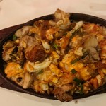 バーン・タム - 牡蛎のオイスター炒め
      パクチーが乗ることで、牡蠣はエスニック寄りの味になった。ソースと牡蠣との美味しさが見事に伝わる。牡蠣の柔らかな食感が、さらに味わいを豊かにしてくれた。