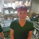 バーン・タム - 調理場では、タムさん他、ふたりのシェフが奮闘中だ！