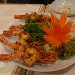 バーン・タム - エビの揚げ物
      大きな海老が、見た目華やかだった。
      噛みしめると、せんべいのように頭から尻尾まで余すところなく楽しめた。