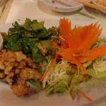 バーン・タム - カオソーイ 揚げ麺のせ中華麺
      ふたつの麺を、ひとつにまとめあげて仕上げている画期的な麺料理だった。