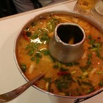 バーン・タム - トムヤムクン
      タイ料理の代表的料理。この味で、その店の実力が計れると思っている。