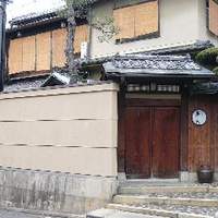 祇園 鹿六 - 重厚な構えのお店