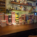 下町の居酒屋駄菓子屋 ドロップ - カウンターの上の缶詰群です。