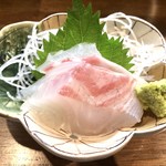 お刺身 炭火焼 つね吉 - 鯛の刺身。厚みも良い感じ