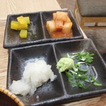 MARIKO KITCHEN - 薬味にカクテキ等のキムチが付いて来たのは流石に韓国のざる蕎麦ですね。