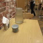 MARIKO KITCHEN - 韓国はこの日から５連休、２時過ぎでしたがお店は買い物でロッテワールドモールに来た皆様で賑わってました。
      
      幸い２人掛けのテーブルに空席があったので此方を使わせていただいてランチです。