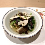 うを徳 - 松茸・鮑茸・菊の花・三つ葉のおひたし