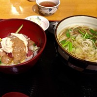 板前心 菊うら - 「今週の丼セット」（1,130円）は「生湯葉胡麻ダレのせ海鮮丼となめこおろしうどん」