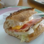 ヴルストハウゼ 川上 - バケットにチーズとちょっとあぶったベーコンはさんでみました。