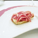 ペレグリーノ - イタリアの生ハムの王様"クラテッロ　ディ　ジベッロ"、発酵バター、平焼きパン"チャバッタ"とともに