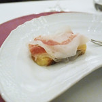 ペレグリーノ - モデナの山奥で飼育されるモーラ・ロマニョーラ黒豚のほほ肉の生ハム（グアンチャーレ）という脂と赤身の交錯した生ハム、ジャガイモを入れた本来のフォカッチャと合わせて