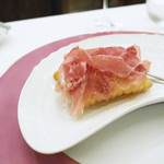 ペレグリーノ - モデナの山奥で飼育されるモーラ・ロマニョーラ黒豚のもも肉と、パルマ風揚げパイ、トルタフリッタ