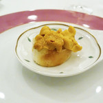 ペレグリーノ - ふわっと焼き上げた自家製パンに、フランスノルマンディ産の発酵バターと鹿児島県の赤雲丹