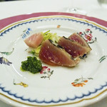 ペレグリーノ - 藁焼きの気仙沼の鰹、北海道産の鰤　イタリア野菜のプンタレッラを酸味を効かせたサラダ仕立てにしたものとパセリが主体のサルサ・ヴェルデ