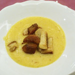 ペレグリーノ - イタリアのポルチーニ茸のソテーを浮かべたポレンタ