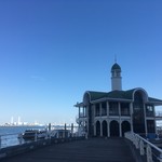 PIER 21 - 秋晴れの真っ青な空と海