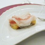 ペレグリーノ - モデナの山奥で飼育されるモーラ・ロマニョーラ黒豚のほほ肉の生ハム（グアンチャーレ）という脂と赤身の交錯した生ハム、ジャガイモを入れた本来のフォカッチャと合わせて