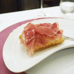 ペレグリーノ - モデナの山奥で飼育されるモーラ・ロマニョーラ黒豚のもも肉と、パルマ風揚げパイ、トルタフリッタ