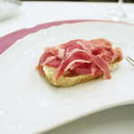 ペレグリーノ - イタリアの生ハムの王様"クラテッロ　ディ　ジベッロ"、発酵バター、平焼きパン"チャバッタ"とともに