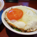 バリバリジョニー - 目玉焼きの下にコロコロチャーシュー♪