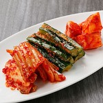 チーズタッカルビ＆サムギョプサル韓国料理やさい畑 - キムチ盛り合わせ