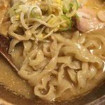 拉麺酒房 熊人 - 味噌拉麺
            麺は極太の縮れ麺