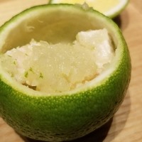 茶禅華 - ③酸橙鶏肉
                (3)クラゲと鶏肉
                かぼすを器に見立て、その中に鶏肉とクラゲ。
                上品な薄味で中華というよりむしろクラゲを使った日本料理みたい。