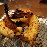 茶禅華 - ④叉焼大蝦
                赤座海老(神奈川県相模湾産)の産卵期は秋、明確な旬は無く通年美味しい
                深海200m~400mに生息し、殻が柔らかく身の甘みが強いのが特徴
                これを小さな七輪で焼き、最後に叉焼タレを掛けて