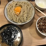 煮干そば 流。 - ゲリラ限定『煮干スワロー別盛り』大盛 ＋生卵
      
      肉めしも付けちゃいました〜
