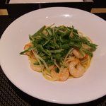 オステリア サクラ - 海老と水菜のアーリオオーリオ