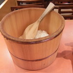 グリルニューハマヤ - ごはんはおひつに入ってます