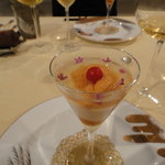 トゥ・ラ・ジョア - 生うにと男爵芋のカクテル、上にかかっているのはフルーツトマトソース、下に沈んでいるのは生うにとコチュジャンで作った絶品ウニ醤（９月）