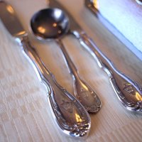 山手十番館 レストラン＆カフェ - ガス灯マークが付いたカトラリー