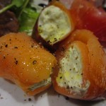 ビストロ アオキ - サーモンのハーブ入りクリームチーズ巻き